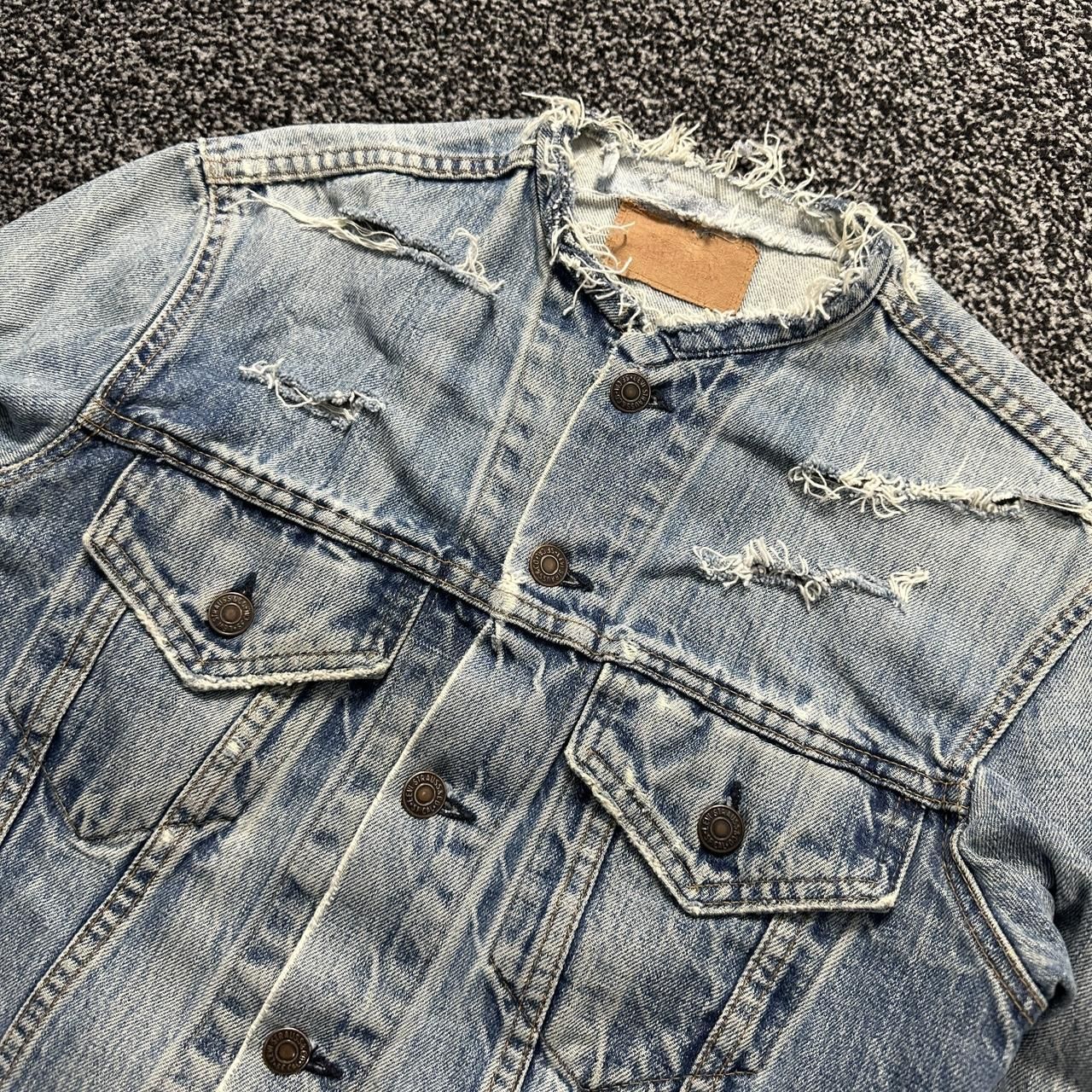VTG Levi's Light Wash Thrashed Distressed Blue Size Small Trucker Denim Jacket image 2