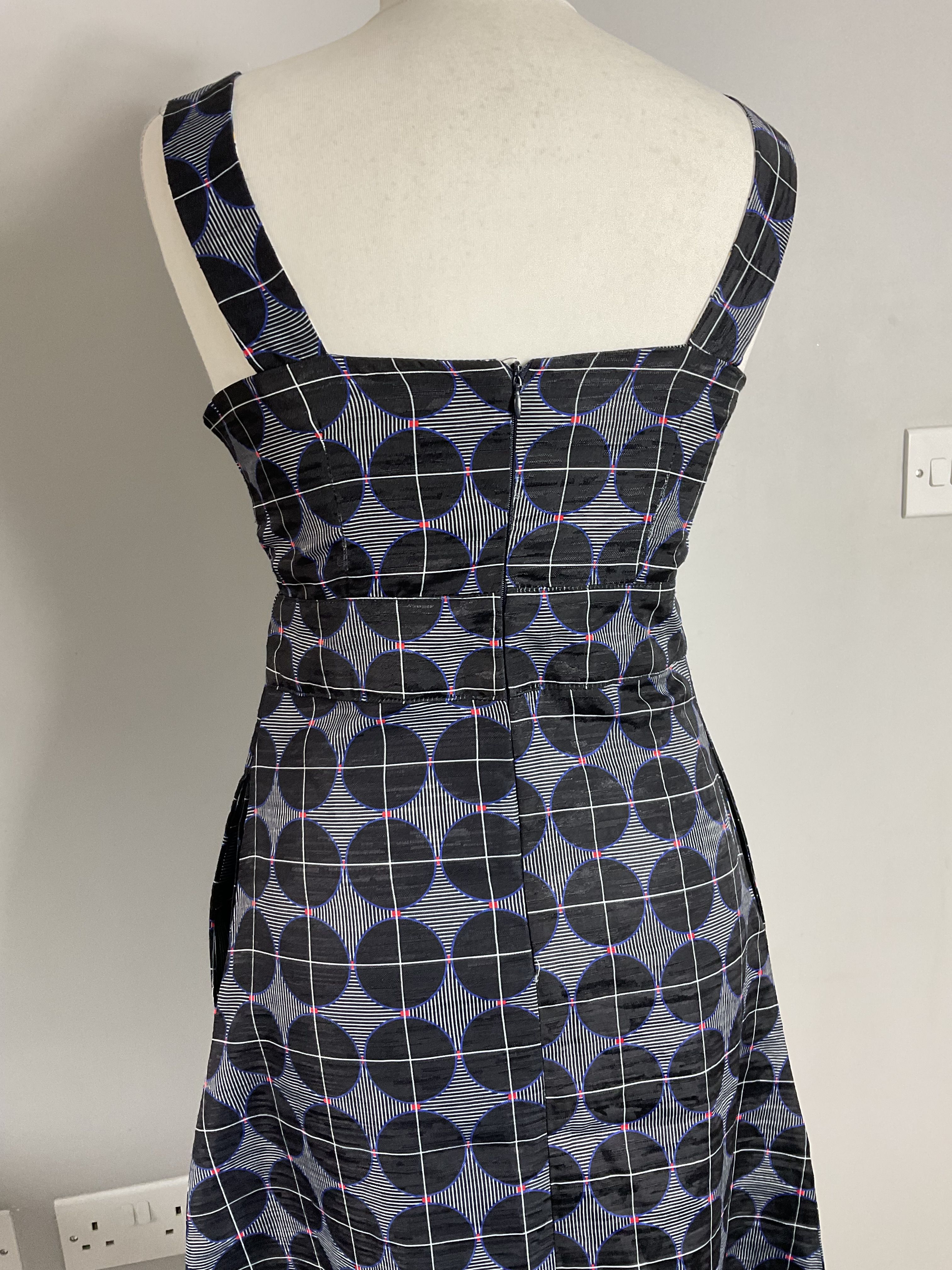 Kubisches Midi-Jacquardkleid Herzausschnitt geometrisches Muster Cut-Out S 8 10 - Bild 3 von 8