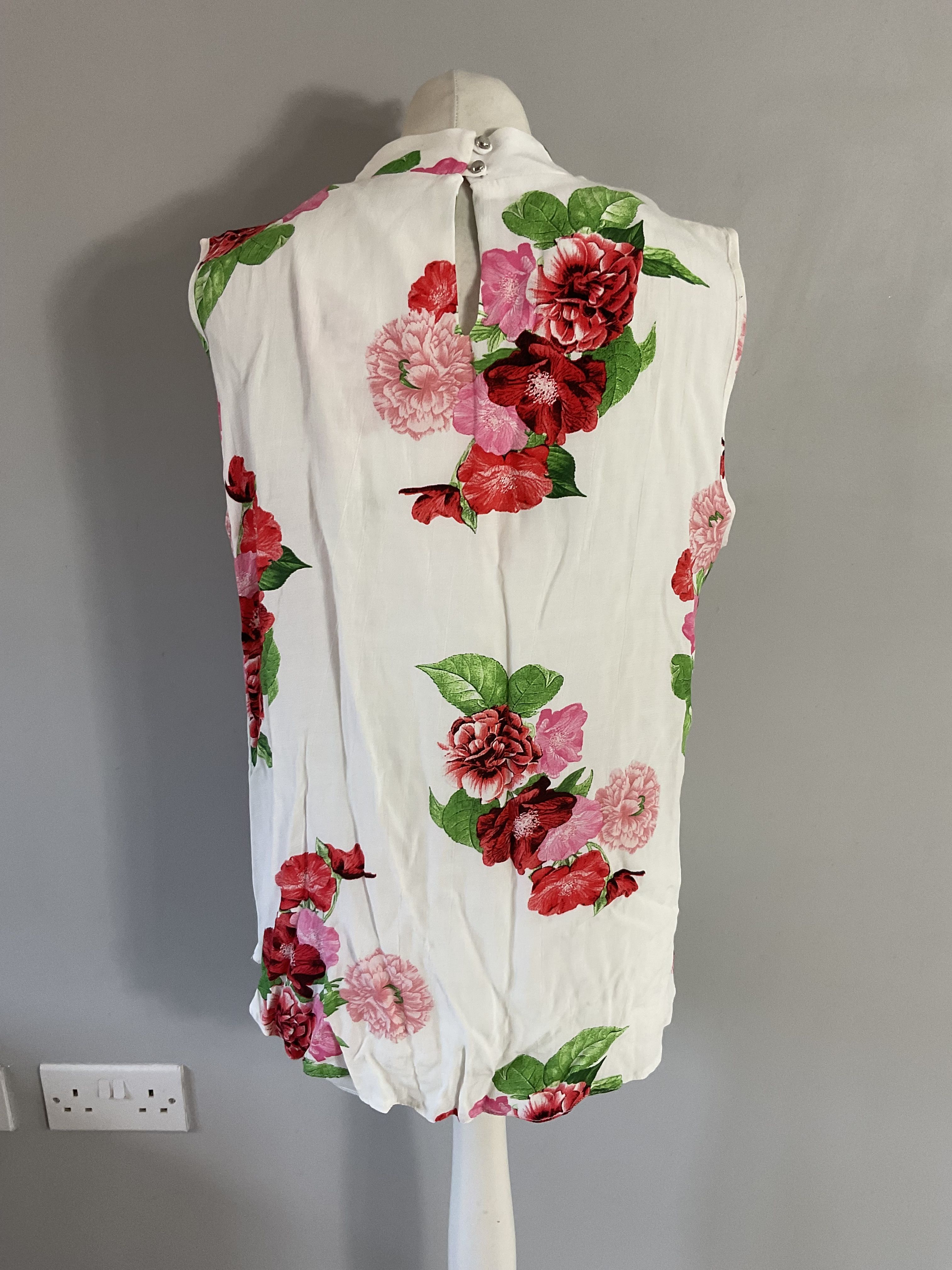 Dorothy Perkins Blanco Rojo Estampado Floral Gargantilla Cuello Envoltura Top Sin Mangas Reino Unido 16 - Imagen 4 de 9