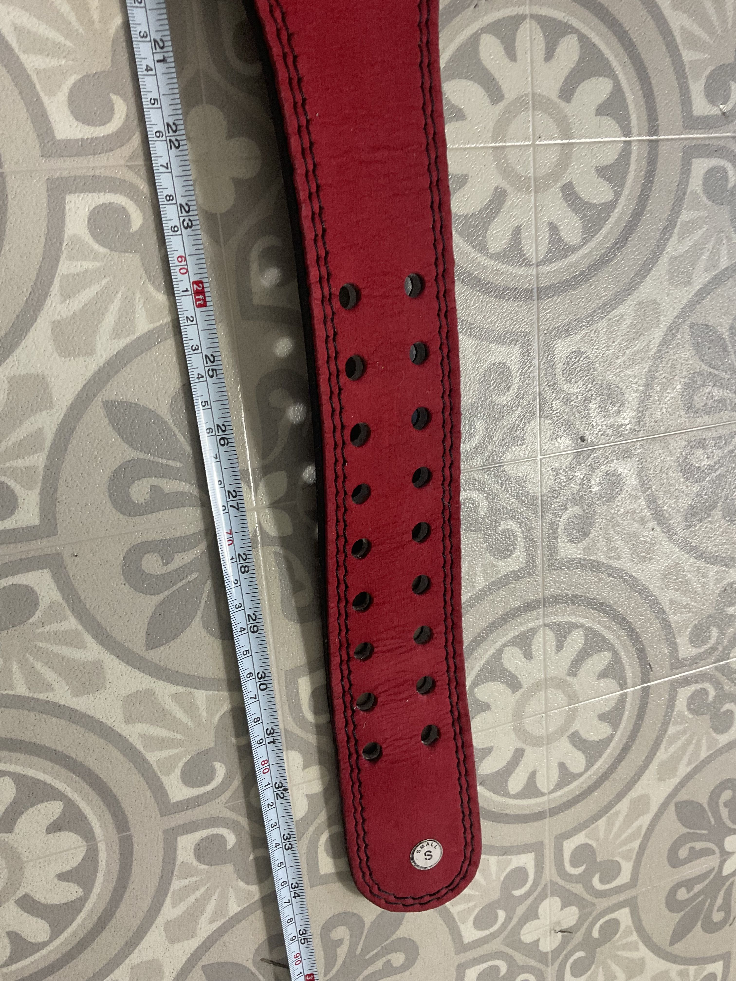 "Cinturón de levantamiento de pesas deportivo ancho hebilla de cuero rojo ergonómico se adapta a la talla S 25""-31""" - Imagen 4 de 6
