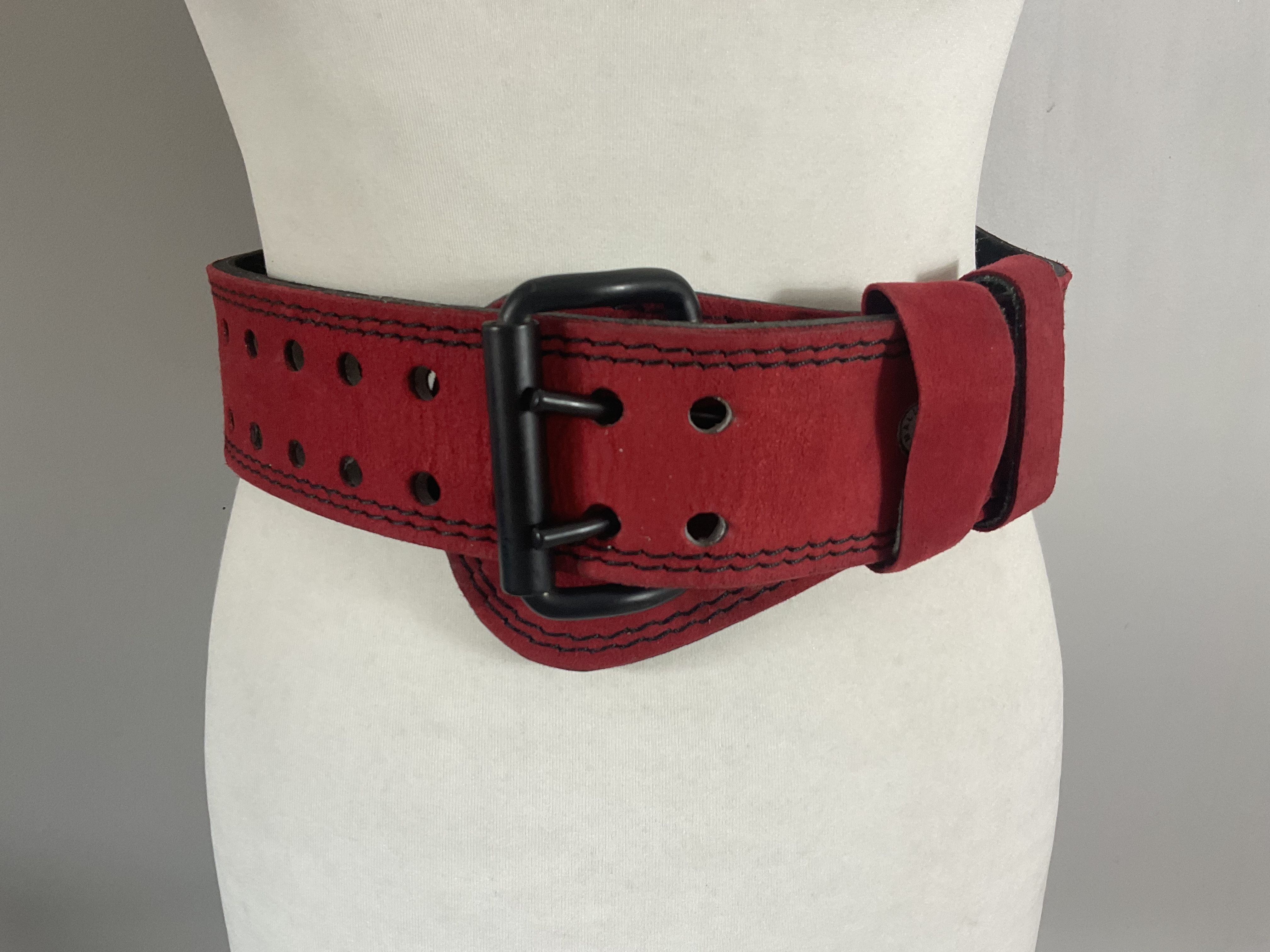 "Cinturón de levantamiento de pesas deportivo ancho hebilla de cuero rojo ergonómico se adapta a la talla S 25""-31""" - Imagen 1 de 6