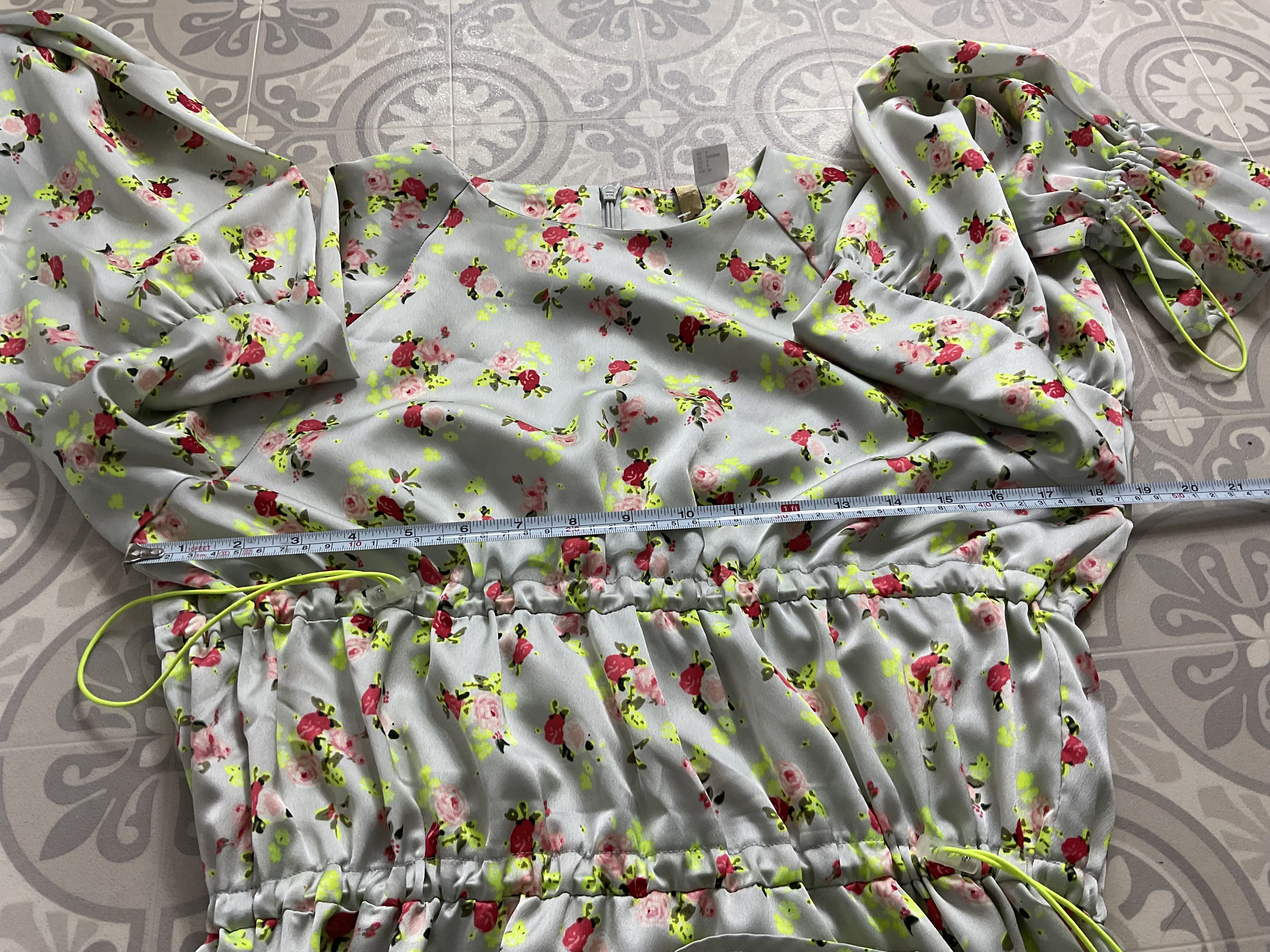 Abito midi nuovo con etichette H&M verde scuro floreale raso coulisse dettagliato UK 10 nuovo - Foto 7 di 8