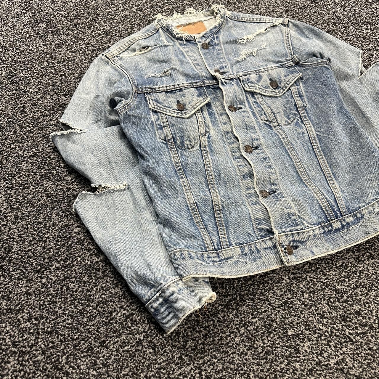 VTG Levi's Light Wash Thrashed Distressed Blue Size Small Trucker Denim Jacket image 3