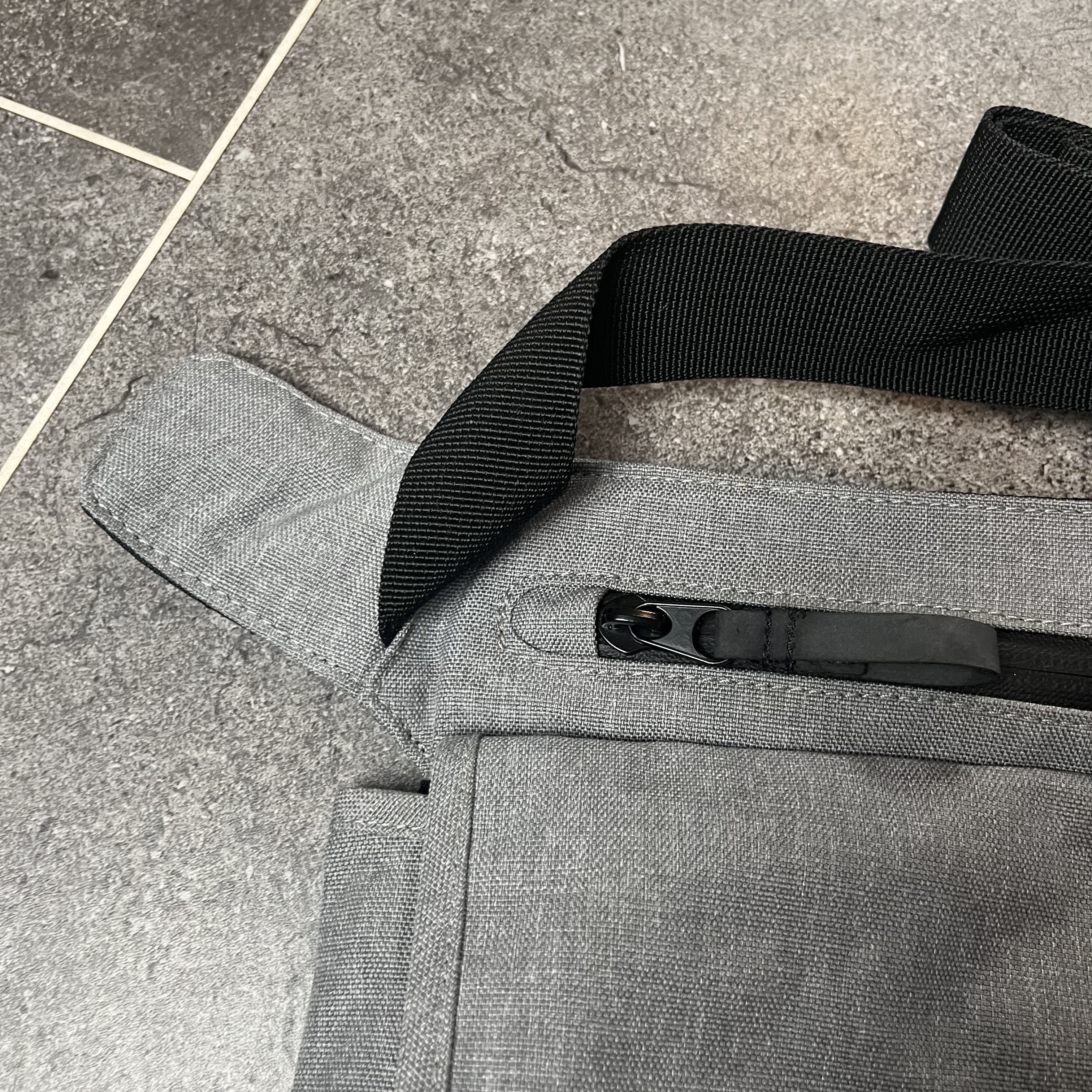 Eastpak Core Series K206 Roy 485 Varsity Grey 2.5L Messenger Bag Pouch Side NEW - Picture 4 of 7