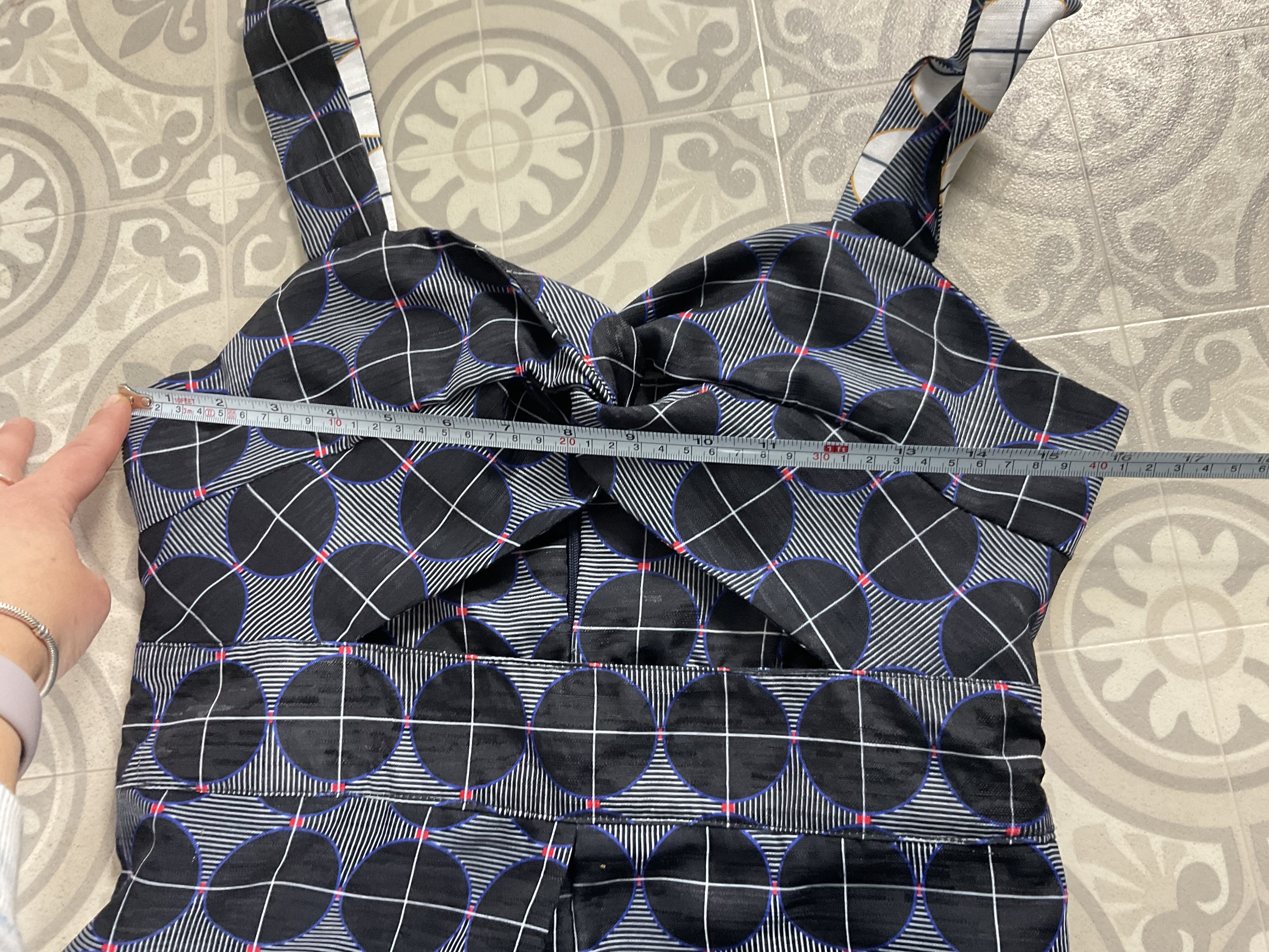 Kubisches Midi-Jacquardkleid Herzausschnitt geometrisches Muster Cut-Out S 8 10 - Bild 6 von 8