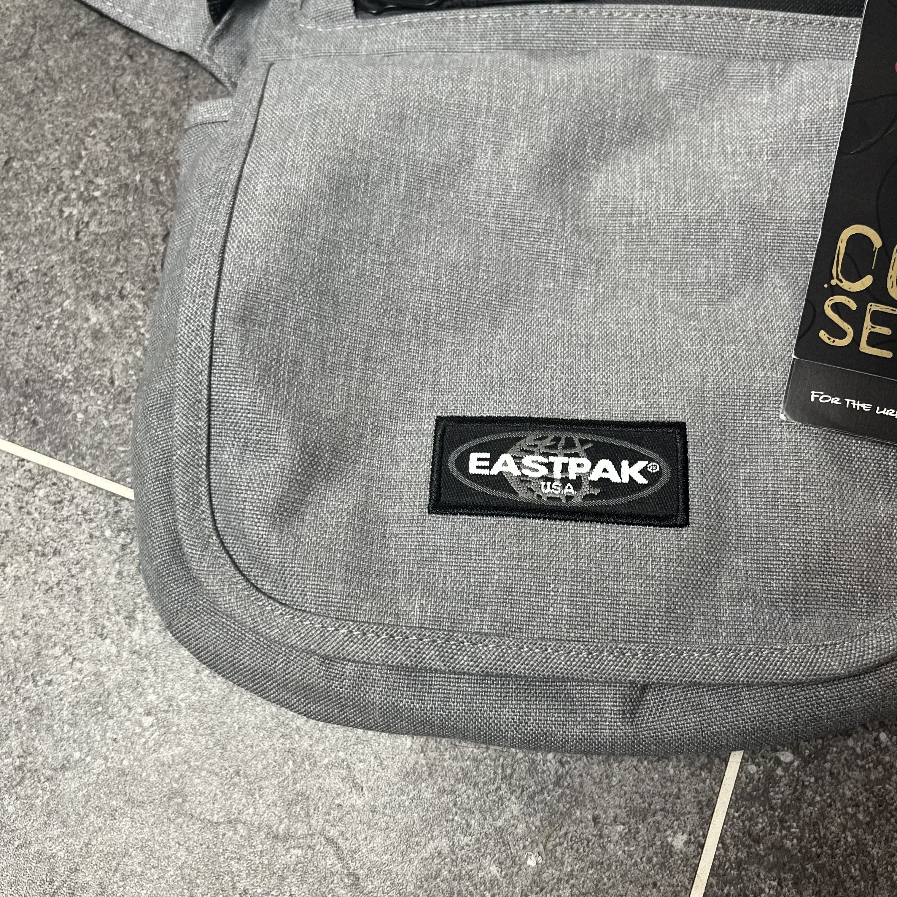 Eastpak Core Series K206 Roy 485 Varsity Grey 2.5L Messenger Bag Pouch Side NEW - Picture 3 of 7