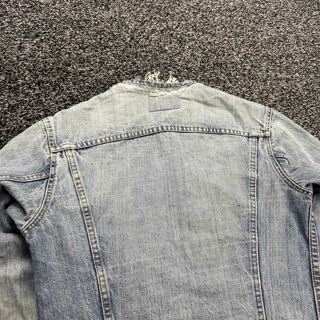 VTG Levi's Light Wash Thrashed Distressed Blue Size Small Trucker Denim Jacket image 8