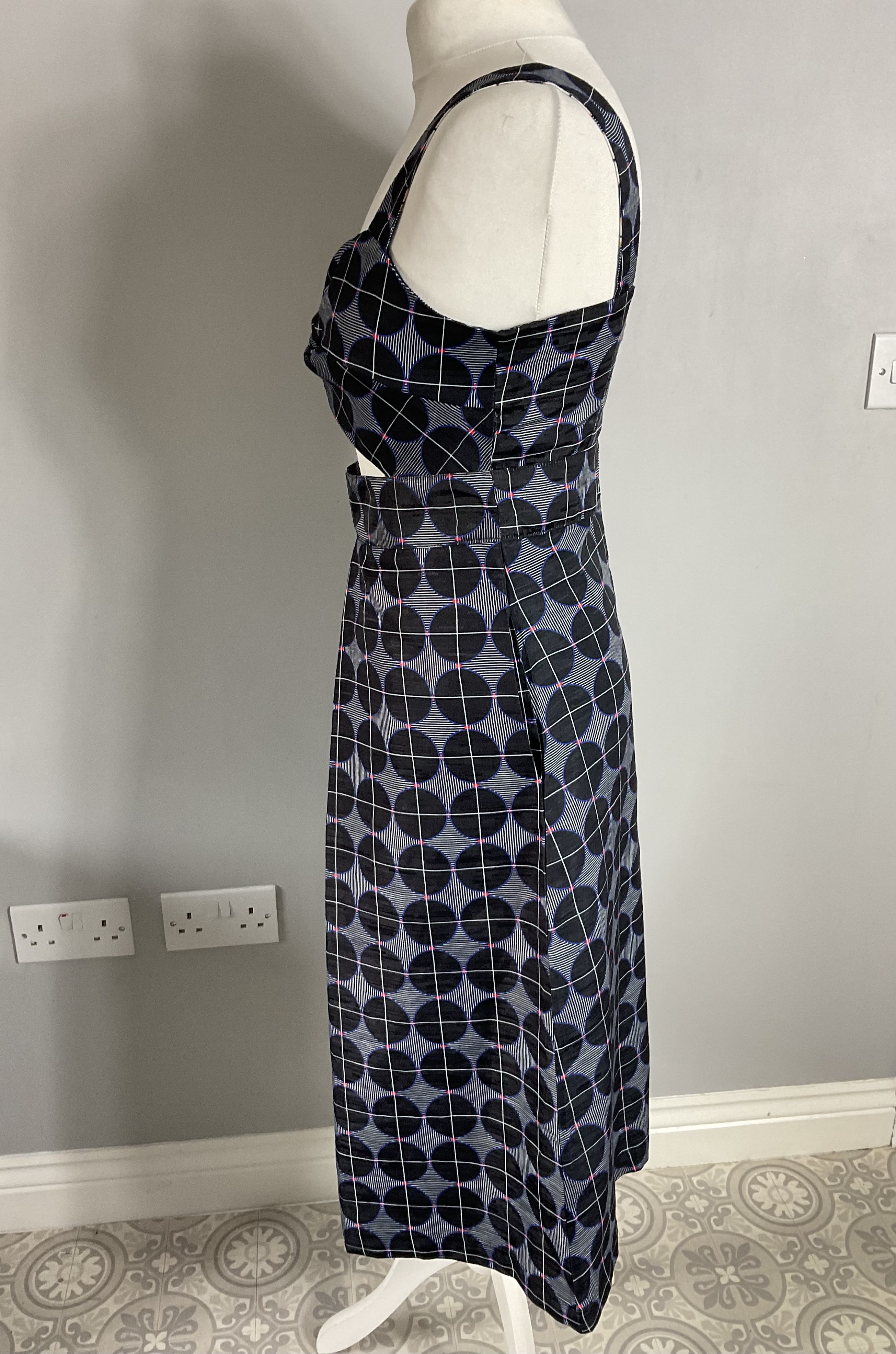 Kubisches Midi-Jacquardkleid Herzausschnitt geometrisches Muster Cut-Out S 8 10 - Bild 2 von 8