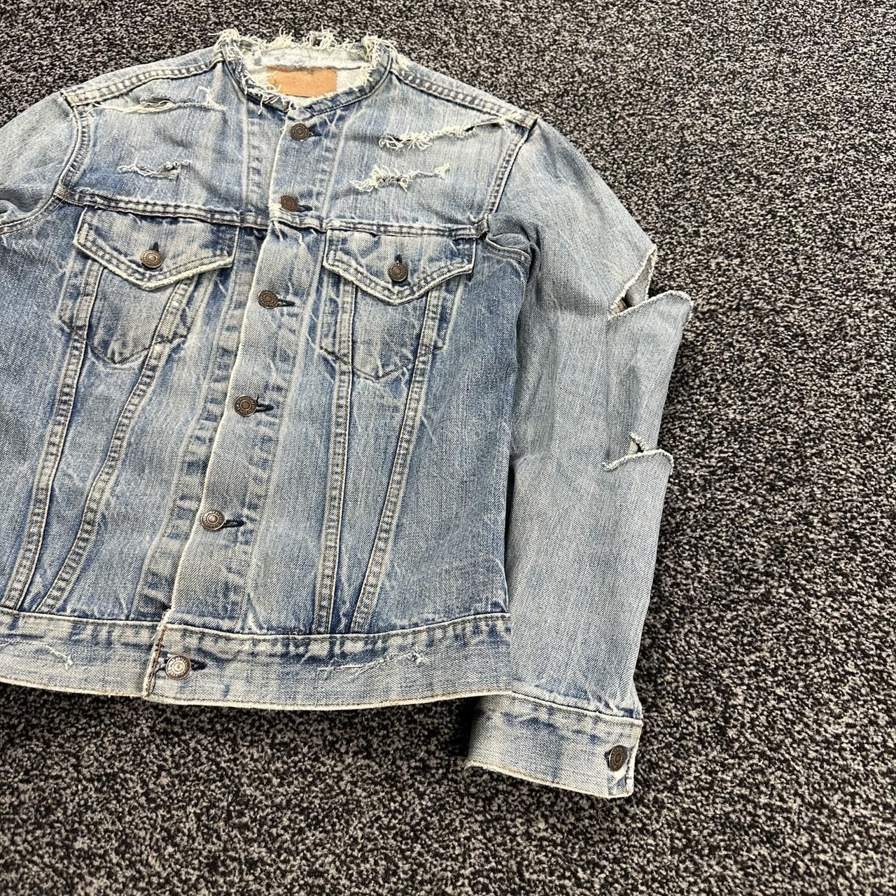 VTG Levi's Light Wash Thrashed Distressed Blue Size Small Trucker Denim Jacket image 4