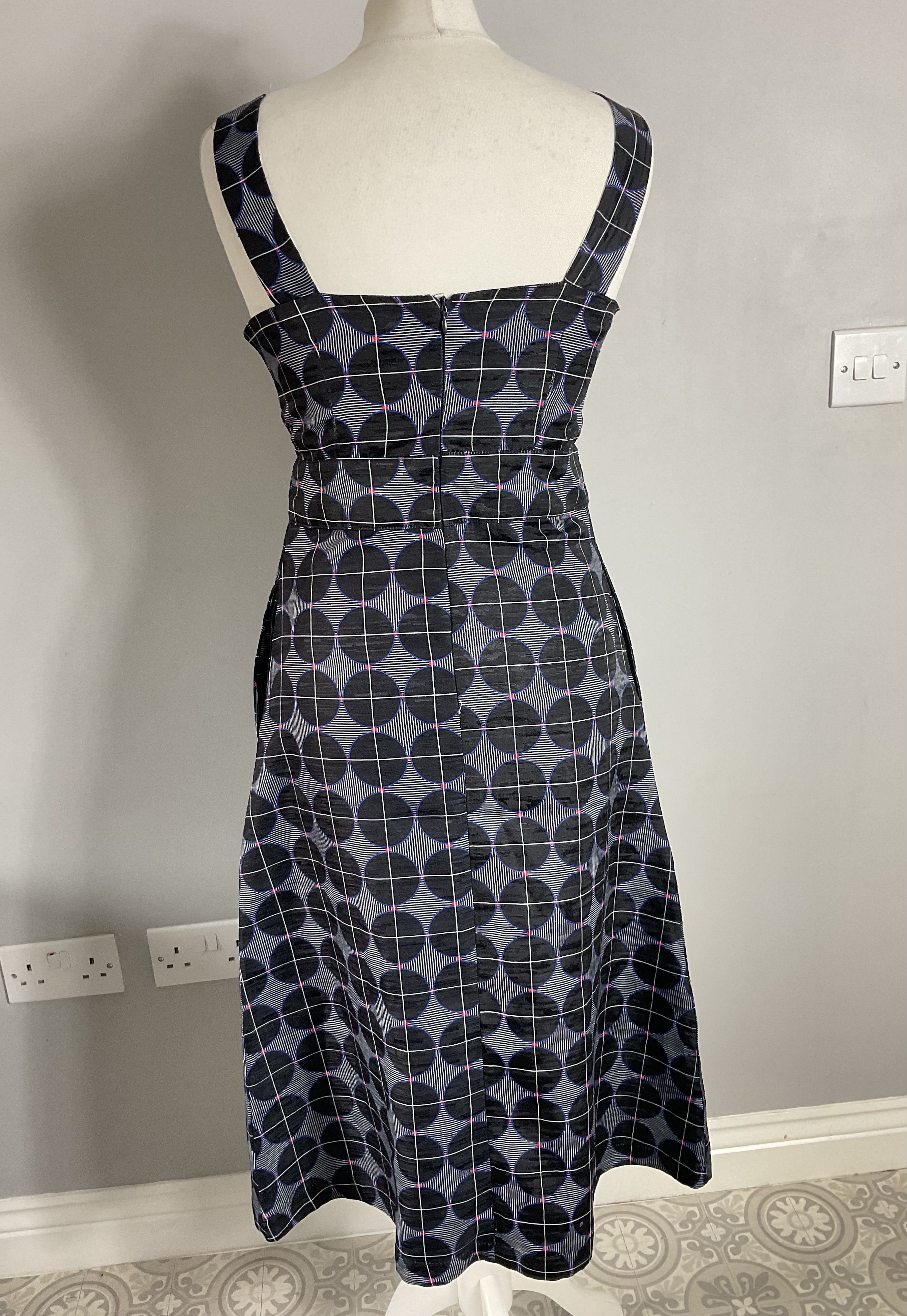 Kubisches Midi-Jacquardkleid Herzausschnitt geometrisches Muster Cut-Out S 8 10 - Bild 4 von 8