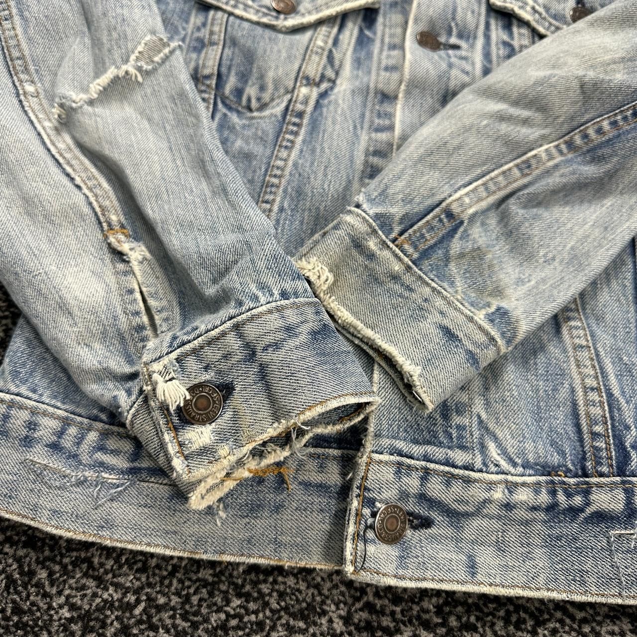 VTG Levi's Light Wash Thrashed Distressed Blue Size Small Trucker Denim Jacket image 6