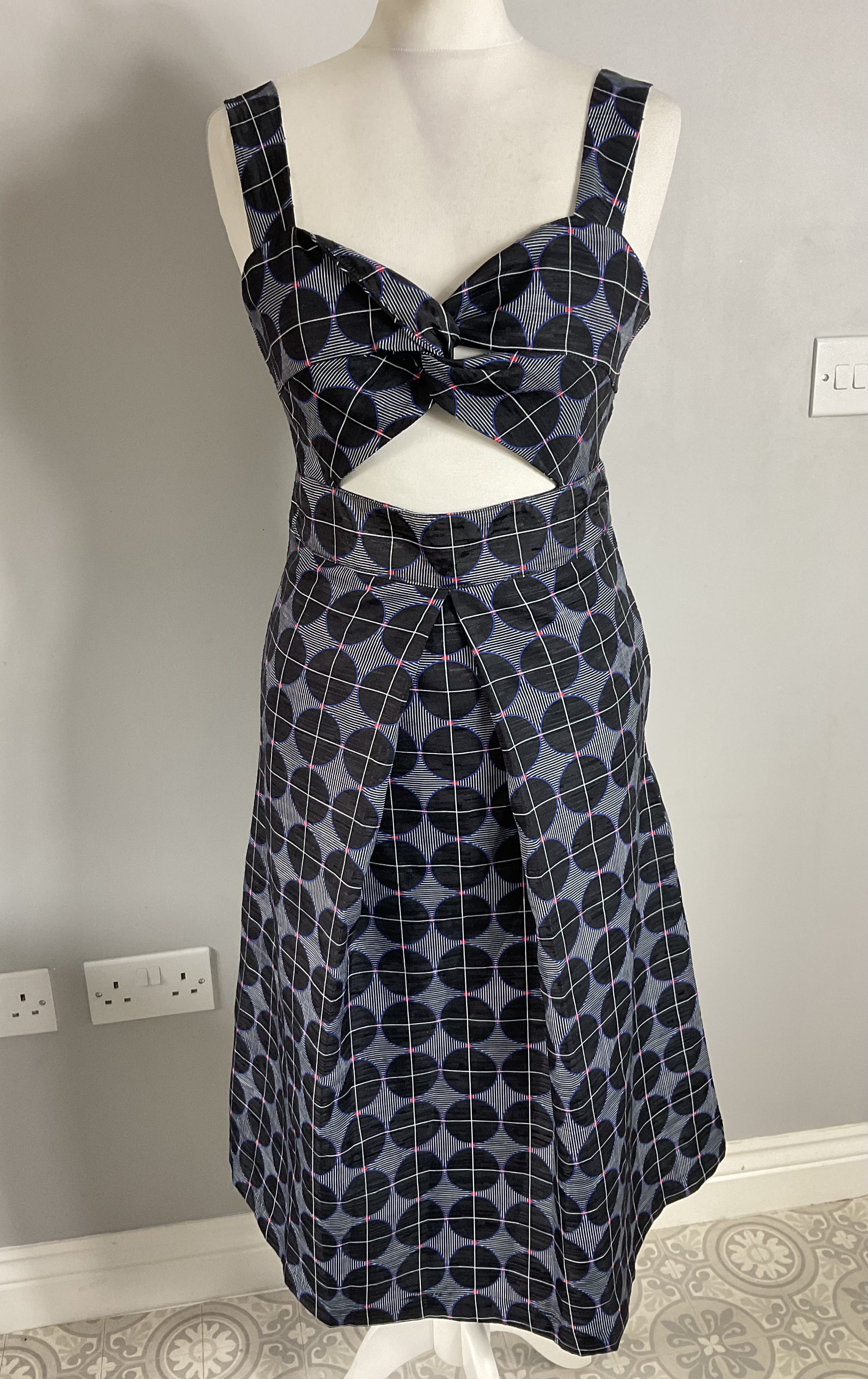 Kubisches Midi-Jacquardkleid Herzausschnitt geometrisches Muster Cut-Out S 8 10 - Bild 1 von 8