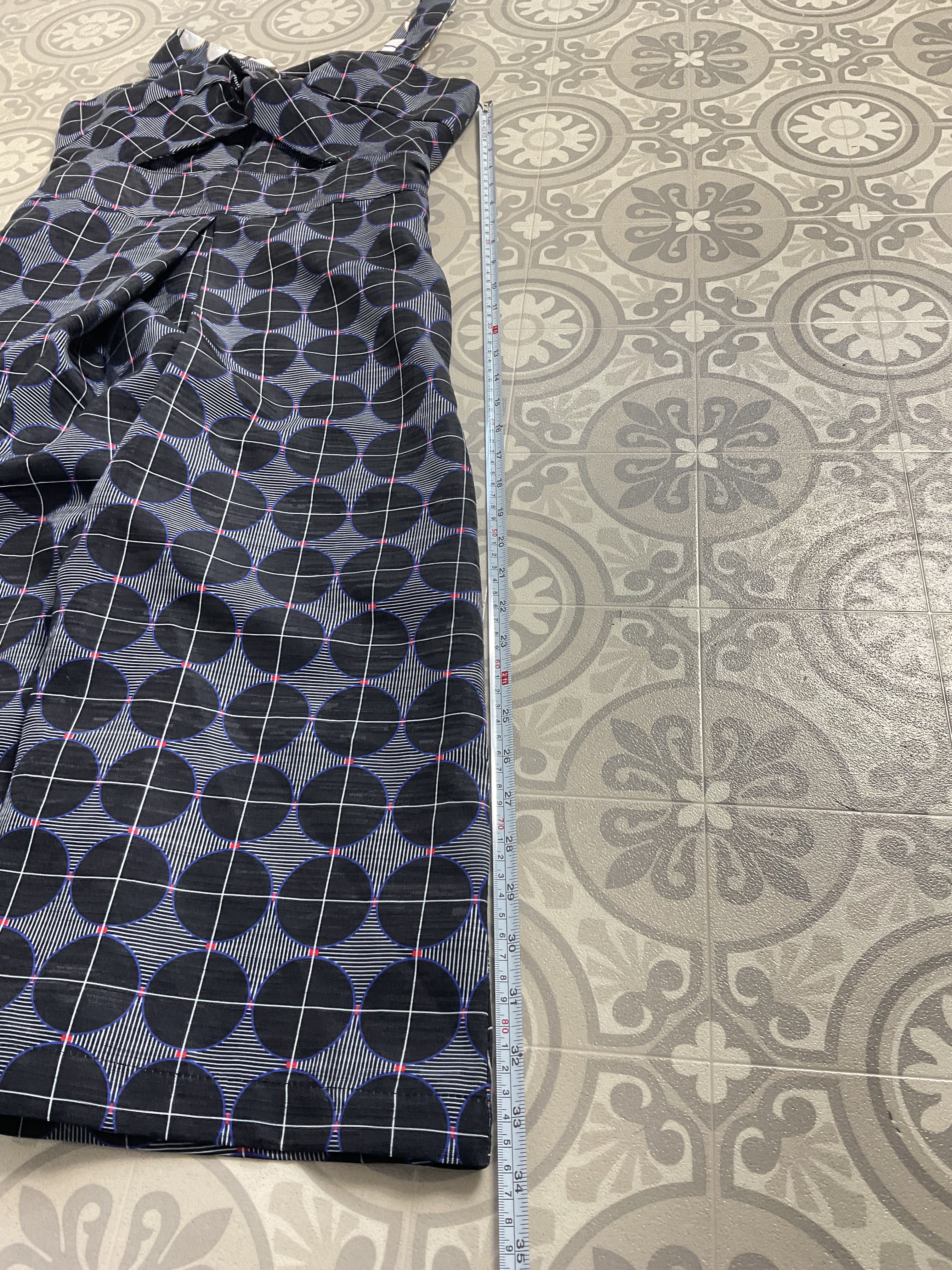 Kubisches Midi-Jacquardkleid Herzausschnitt geometrisches Muster Cut-Out S 8 10 - Bild 7 von 8